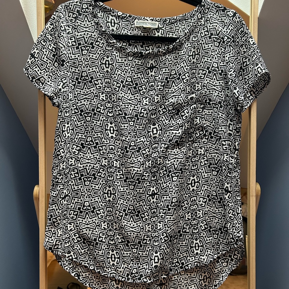 EUC Pleione size XS black and white flowy top with front pocket